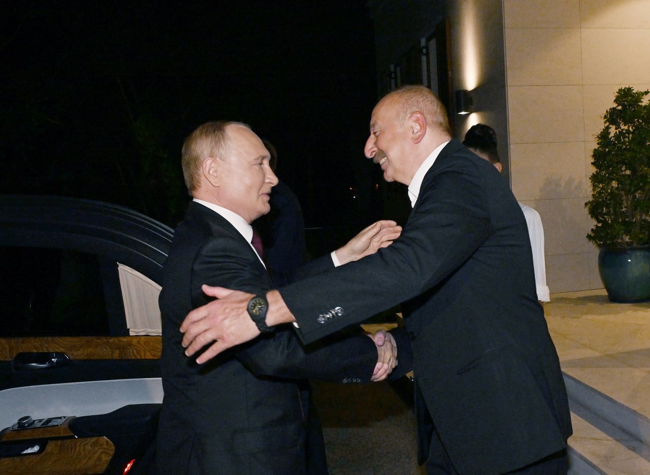 İlham Əliyev və birinci xanım Mehriban Əliyeva evlərində Vladimir Putinlə şam ediblər - FOTO/VİDEO - foto 1