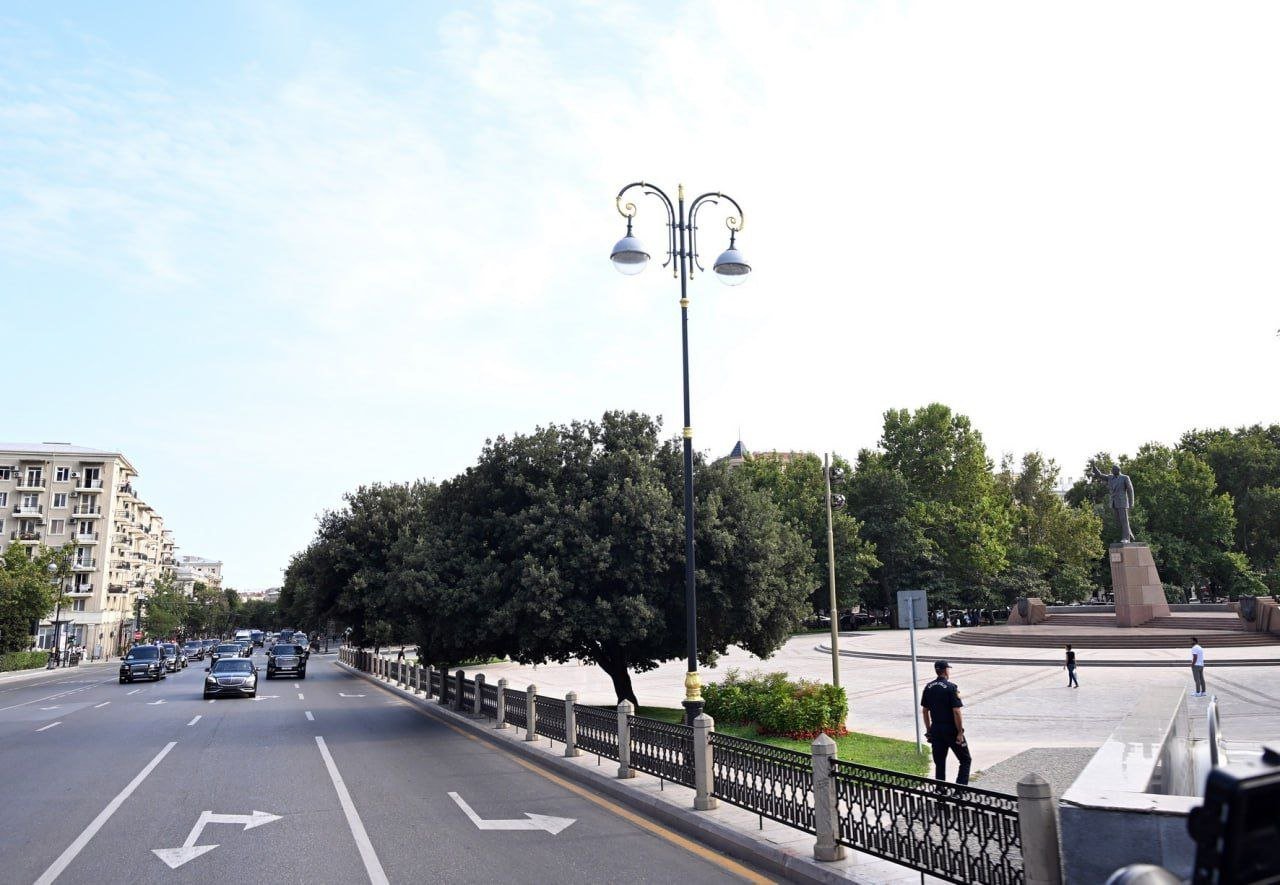 Prezidentlərin Bakı gəzintisindən FOTOLAR - foto 2