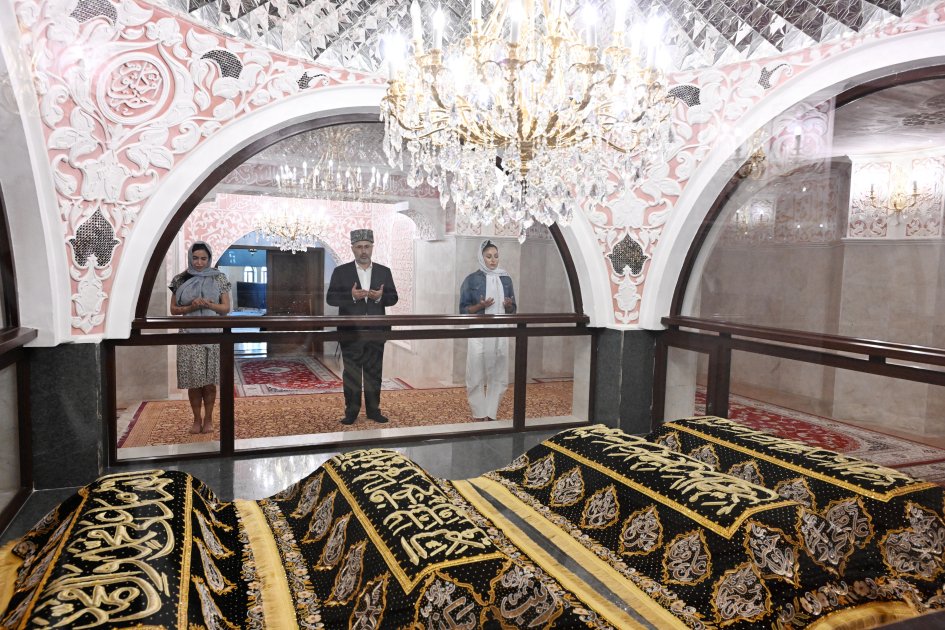 Birinci xanım Bibiheybət ziyarətgah kompleksini ziyarət edib - FOTO - foto 1