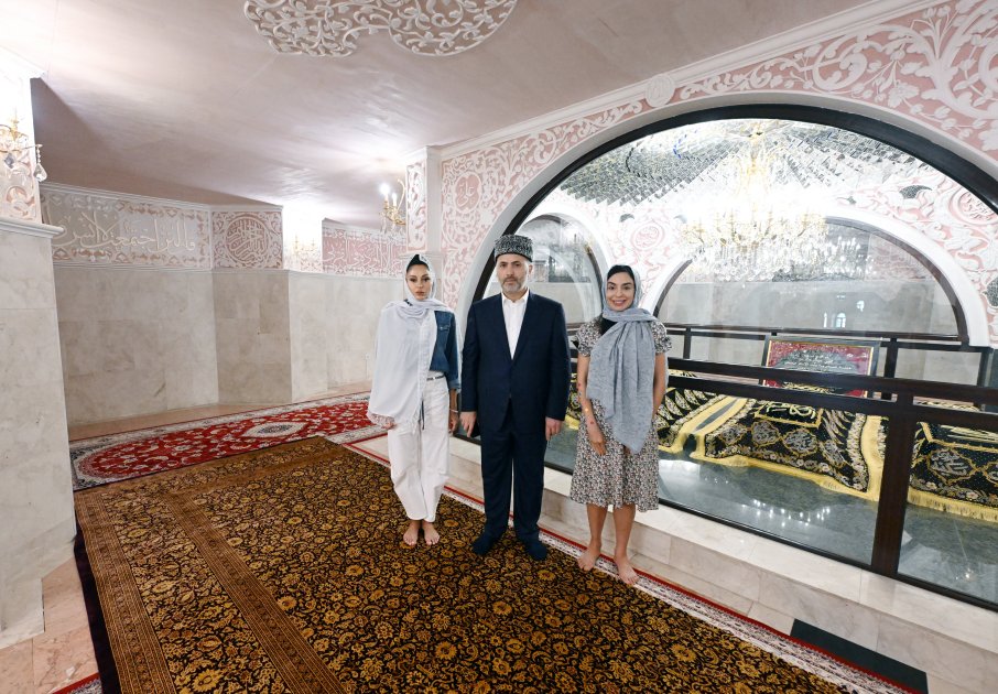 Birinci xanım Bibiheybət ziyarətgah kompleksini ziyarət edib - FOTO - foto 3