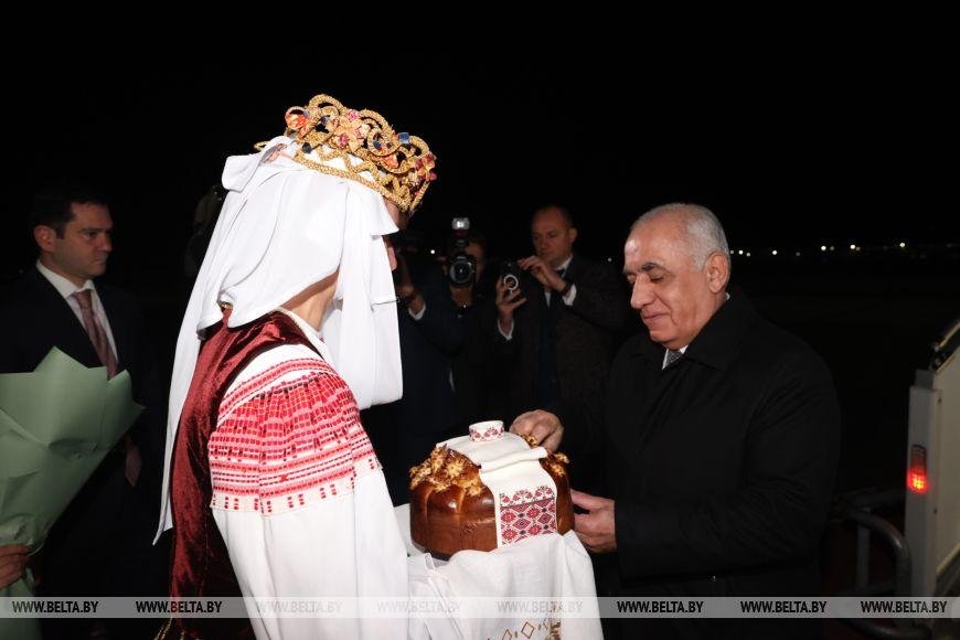 Baş nazir Belarusa SƏFƏR EDİB - FOTO - foto 3