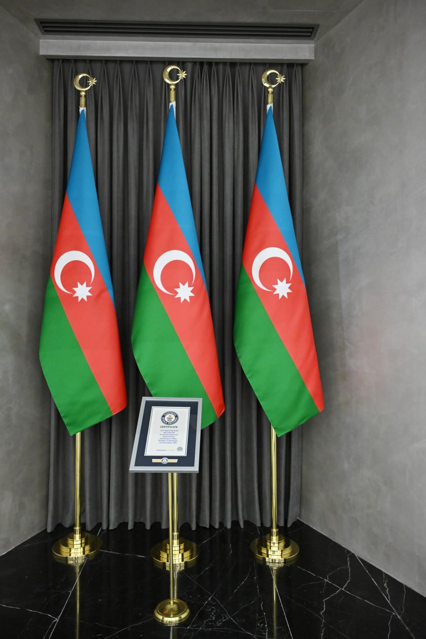 İlham Əliyev Bakıda Azərbaycanın üçrəngli Bayrağını UCALTDI - FOTO/VİDEO - foto 33