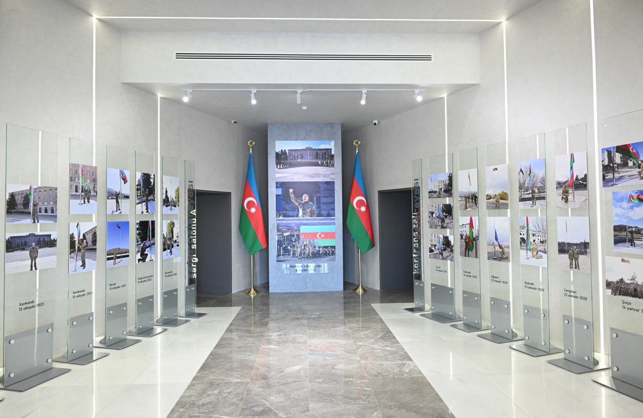 İlham Əliyev Bakıda Azərbaycanın üçrəngli Bayrağını UCALTDI - FOTO/VİDEO - foto 28
