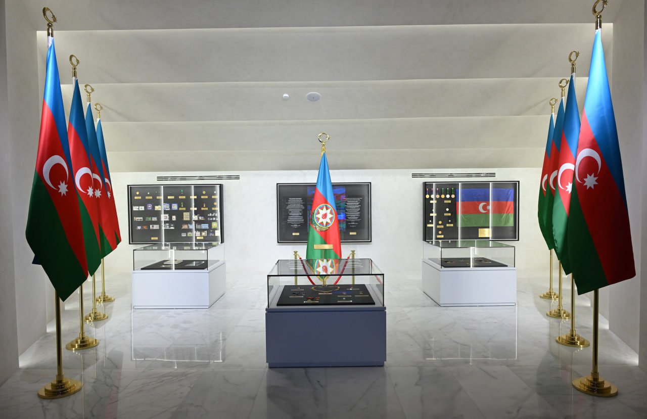 İlham Əliyev Bakıda Azərbaycanın üçrəngli Bayrağını UCALTDI - FOTO/VİDEO - foto 31