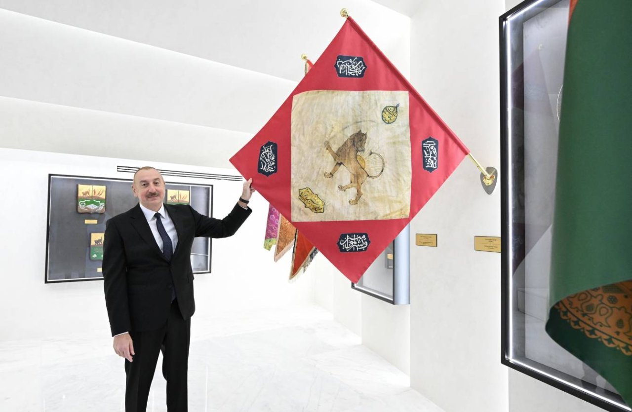 İlham Əliyev Bakıda Azərbaycanın üçrəngli Bayrağını UCALTDI - FOTO/VİDEO - foto 19
