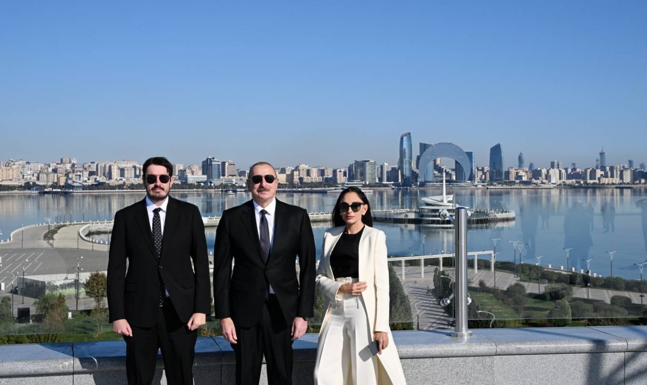 İlham Əliyev Bakıda Azərbaycanın üçrəngli Bayrağını UCALTDI - FOTO/VİDEO - foto 6