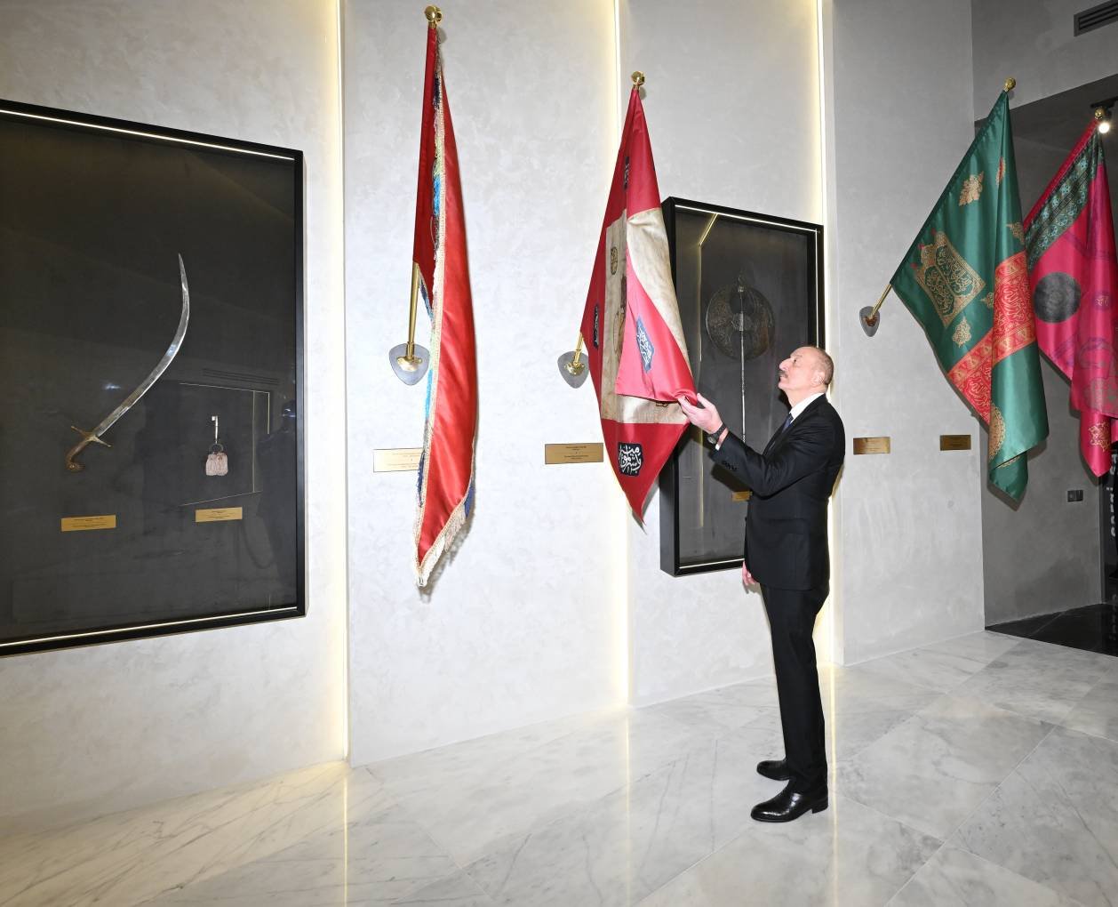 İlham Əliyev Bakıda Azərbaycanın üçrəngli Bayrağını UCALTDI - FOTO/VİDEO - foto 18