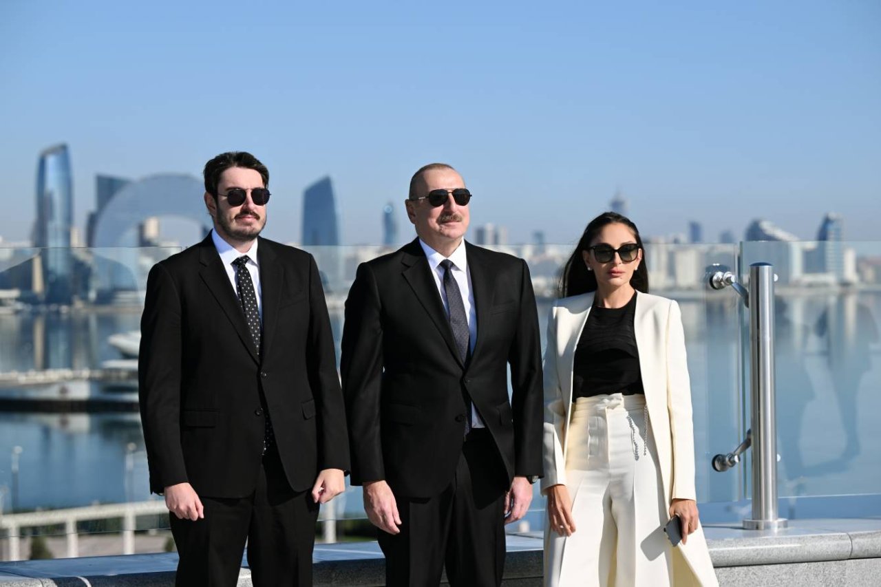 İlham Əliyev Bakıda Azərbaycanın üçrəngli Bayrağını UCALTDI - FOTO/VİDEO - foto 5