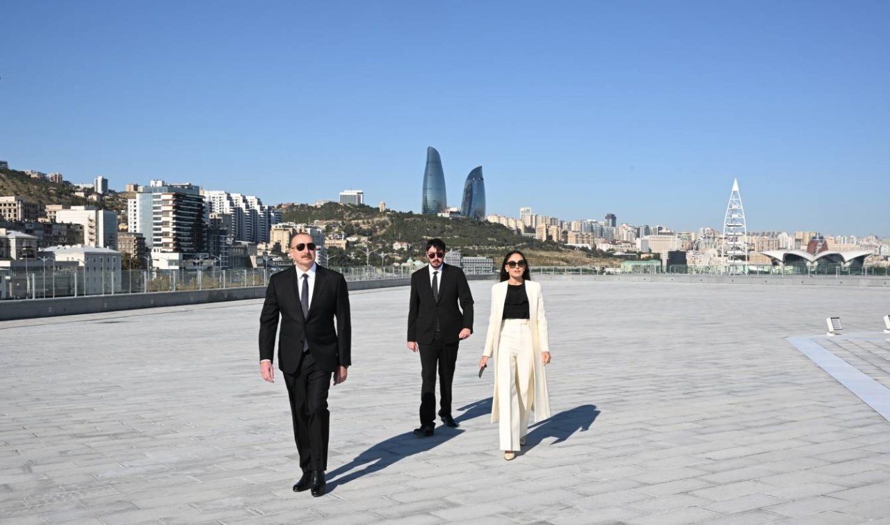 İlham Əliyev Bakıda Azərbaycanın üçrəngli Bayrağını UCALTDI - FOTO/VİDEO - foto 17