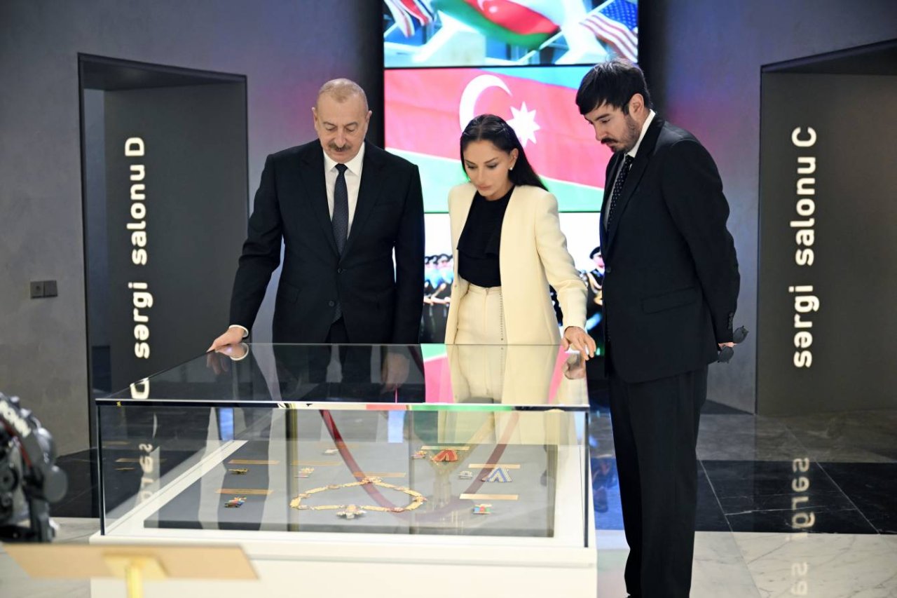 İlham Əliyev Bakıda Azərbaycanın üçrəngli Bayrağını UCALTDI - FOTO/VİDEO - foto 24