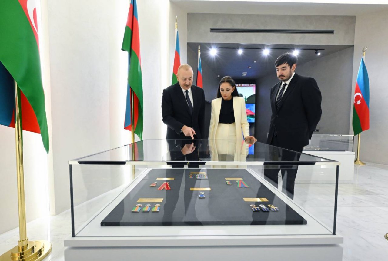 İlham Əliyev Bakıda Azərbaycanın üçrəngli Bayrağını UCALTDI - FOTO/VİDEO - foto 22
