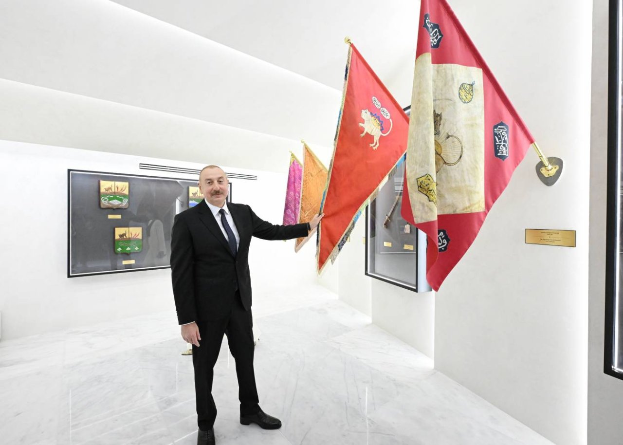 İlham Əliyev Bakıda Azərbaycanın üçrəngli Bayrağını UCALTDI - FOTO/VİDEO - foto 20