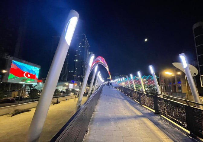 Batumi şəhəri Azərbaycan bayrağının rəngləri ilə işıqlandırıldı - FOTO - foto 2