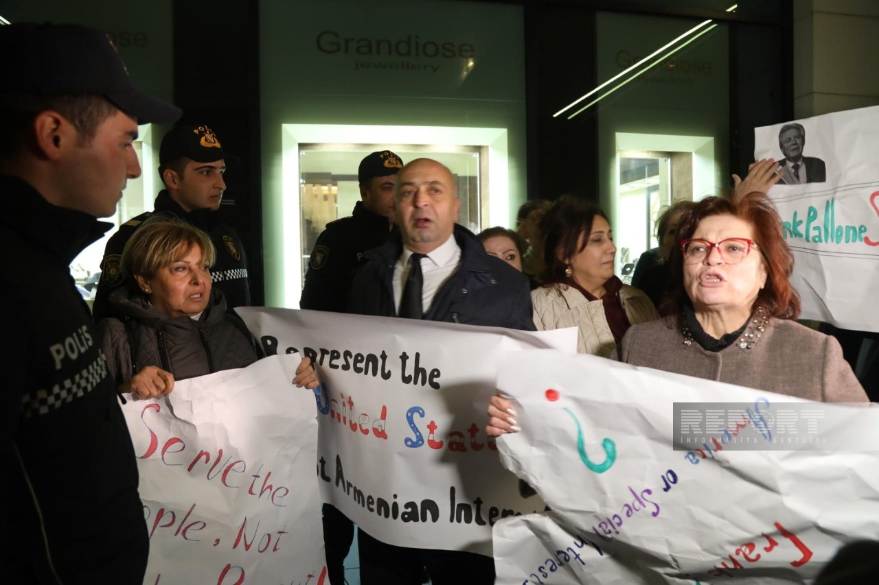 Frank Peloni Bakıda “Rədd ol!” şüarları ilə QARŞILANDI -FOTO/VİDEO - foto 5