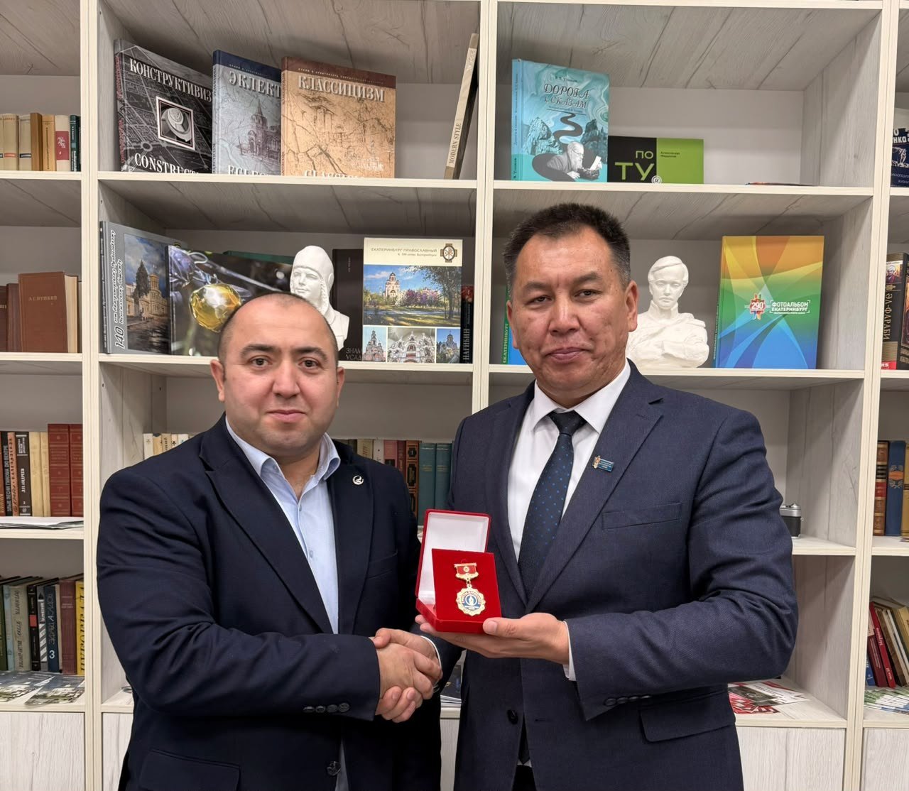 Aqil Ələsgər Bişkekdə medalla təltif olundu – Qırğızıstan Jurnalistlər Birliyinin fəxri üzvü seçildi - FOTO - foto 1