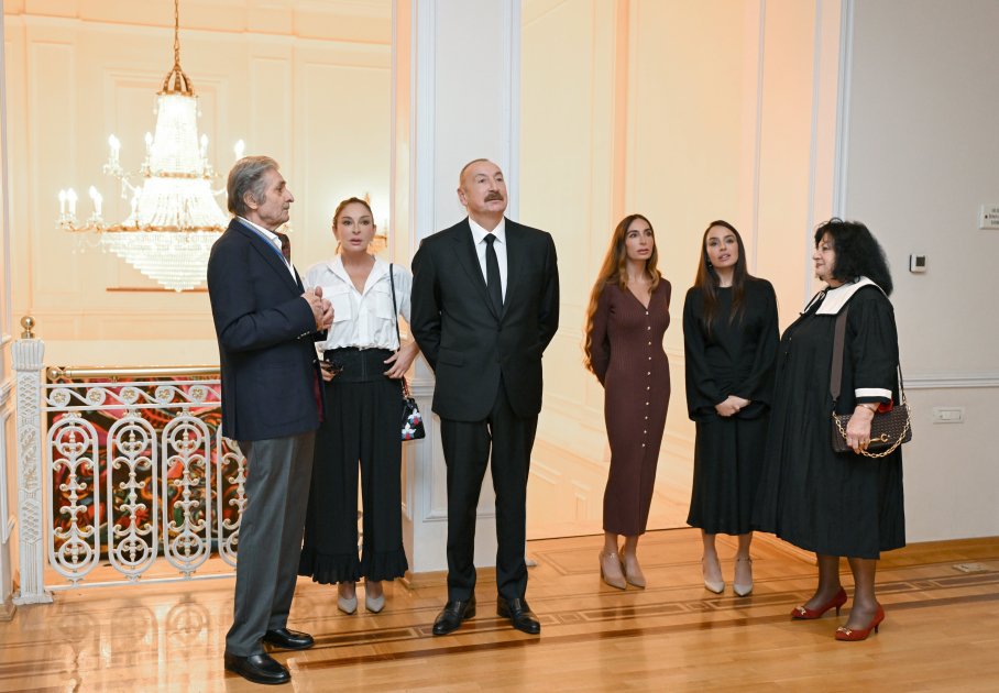 İlham Əliyev ailə üzvləri ilə retrospektiv sərgidə - FOTO - foto 2