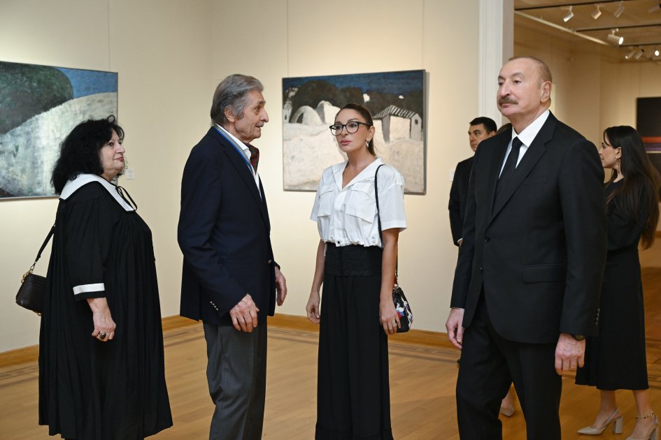 İlham Əliyev ailə üzvləri ilə retrospektiv sərgidə - FOTO - foto 11
