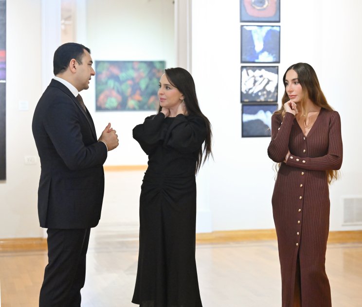 İlham Əliyev ailə üzvləri ilə retrospektiv sərgidə - FOTO - foto 16