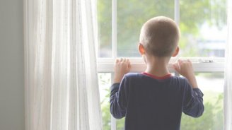 Canlı yayımda uşağına zorakılıq edən qadın TUTULDU