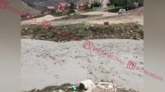 Palçıq qatı Qusarda kəndi 2 yerə böldü - VİDEO