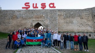 Xankəndidə yarışlara qatılan gənc idmançılar Şuşanı gəzdilər - FOTO