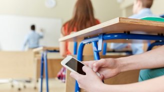 Yeni dəyişiklik GÜNDƏMDƏ – Məktəbə telefon gətirən şagirdin valideyni cərimələnəcək?