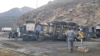 Laçın-Şuşa yolunda yük maşını aşıb, yol bağlanıb - FOTO