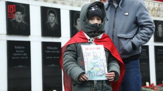 Xalq şəhidlərini ziyarət edir - FOTOLAR