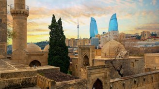 Turistlərin heyranlıqla gəzdiyi İçərişəhər - VİDEO