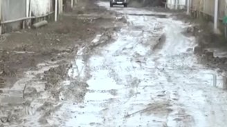 Salyan sakinlərinin yol PROBLEMİ: "Palçığın içində itib-batmışıq" - VİDEO