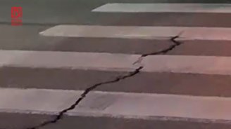 Bakının mərkəzində TƏHLÜKƏ &ndash; Yoldakı çatlar gün keçdikcə böyüyür - VİDEO