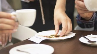 Restoranlarda &ldquo;servis haqqı&rdquo; MÜƏMMASI - Müştəri ödəməyə məcburdur?