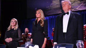 Tramp rəsmi şam yeməyindən təxliyə olundu: Oteldə atəş açan şəxs saxlanıldı - VİDEO