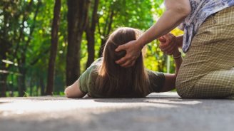 Epileptik tutmalarda təhlükəli SƏHVLƏR - Necə ilk yardım göstərmək olar?