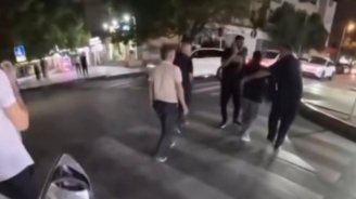 Özünü maşının altına atdığı iddia edilən şəxs serebral iflic xəstəsi imiş... &ndash; FOTO/VİDEO