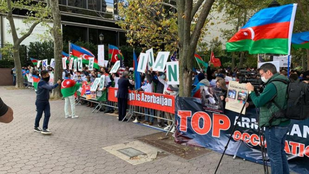 BMT qarşısında Gəncə terroruna etiraz edildi