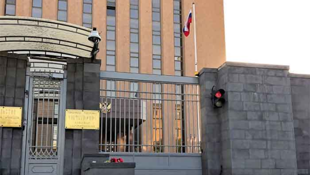 Rusiya Ermənistandakı səfirliyinin fəaliyyətini dayandırdı