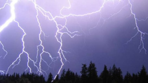 İzmirdə zəlzələdən sonra güclü ildırım çaxır - Yaralılar var