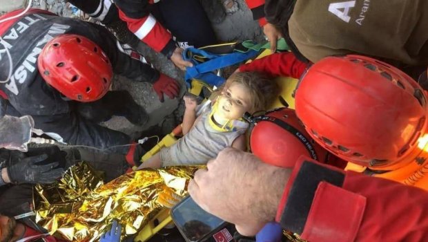Uşaq 91 saatdan sonra dağıntılar altından sağ çıxdı