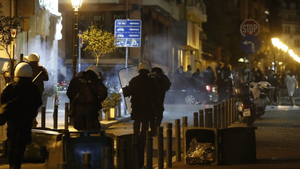 Yunanıstanda karantinə etiraz edildi – ATIŞMA