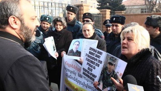Ermənistanda əsgər analarının etirazı başladı