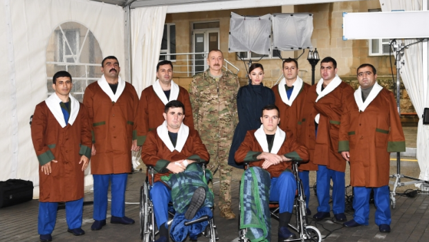 Prezident və xanımı müalicə olunan hərbçilərlə görüşdü - FOTO