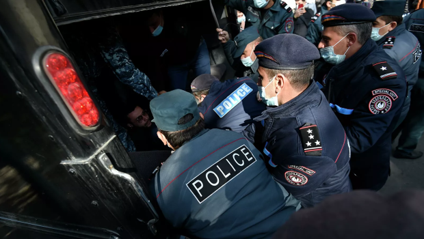 Etirazçılar Ermənistandakı hökumət evinə yaxınlaşdılar