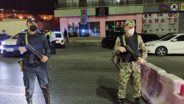 Polis komendant saatını pozan şəxsə xəbərdarlıq atəşi açıb