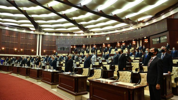 Milli Məclisdə şəhidlərimizin xatirəsinə ehtiram duruşu oldu