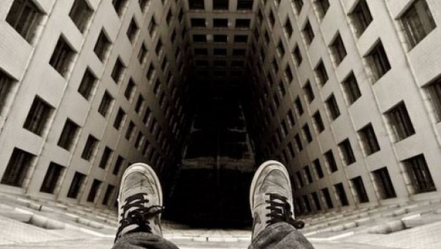 Yeniyetmə özünü 15-ci mərtəbədən atdı