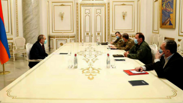 Paşinyan hərbi-diplomatik korpusla görüşdü