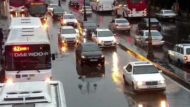 Yağışlı hava şəraiti ilə bağlı Bakının hansı küçələrində sıxlıqdır? - FOTO
