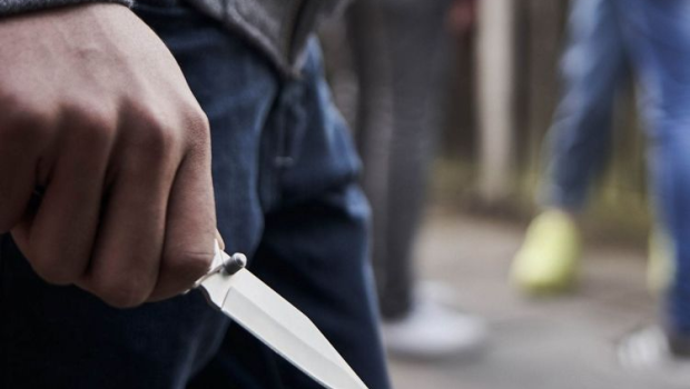 Paşinyanı tənqid edən jurnalisti bıçaqladılar