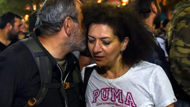 Paşiniyan bütün göstərişləri arvadından alıb